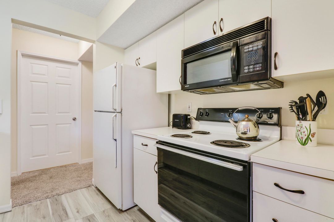 Active With Contract: $2,000 (1 beds, 1 baths, 707 Square Feet)