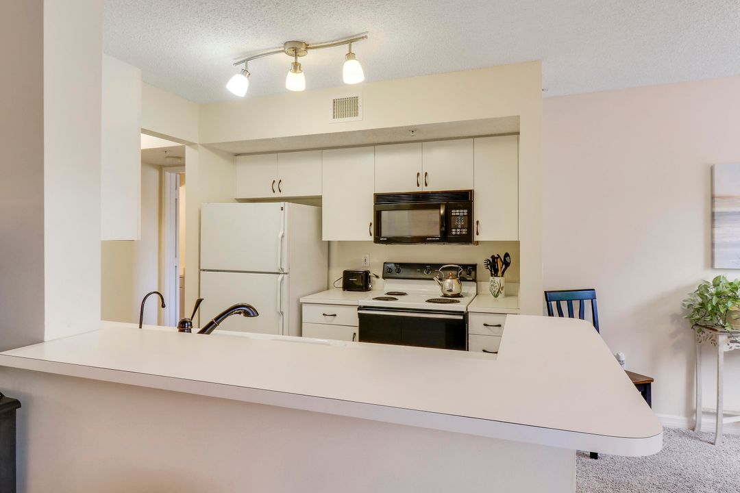 Active With Contract: $2,000 (1 beds, 1 baths, 707 Square Feet)