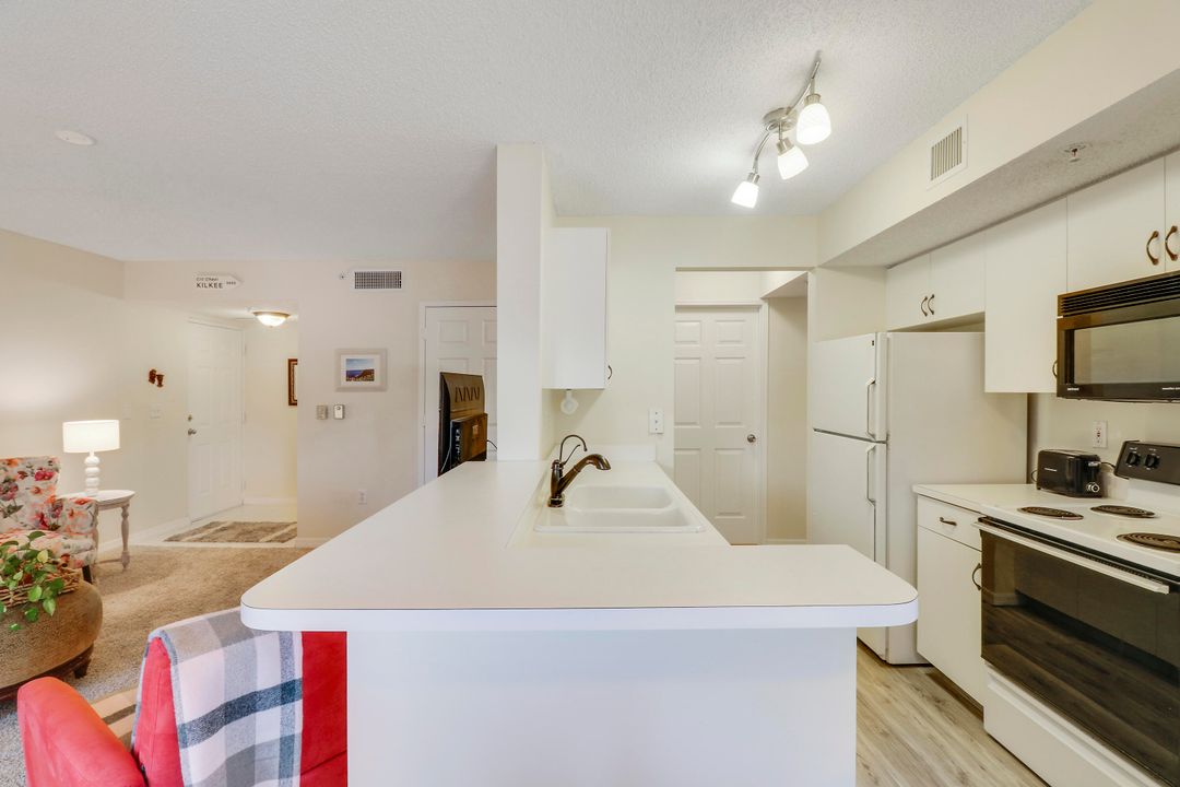 Active With Contract: $2,000 (1 beds, 1 baths, 707 Square Feet)