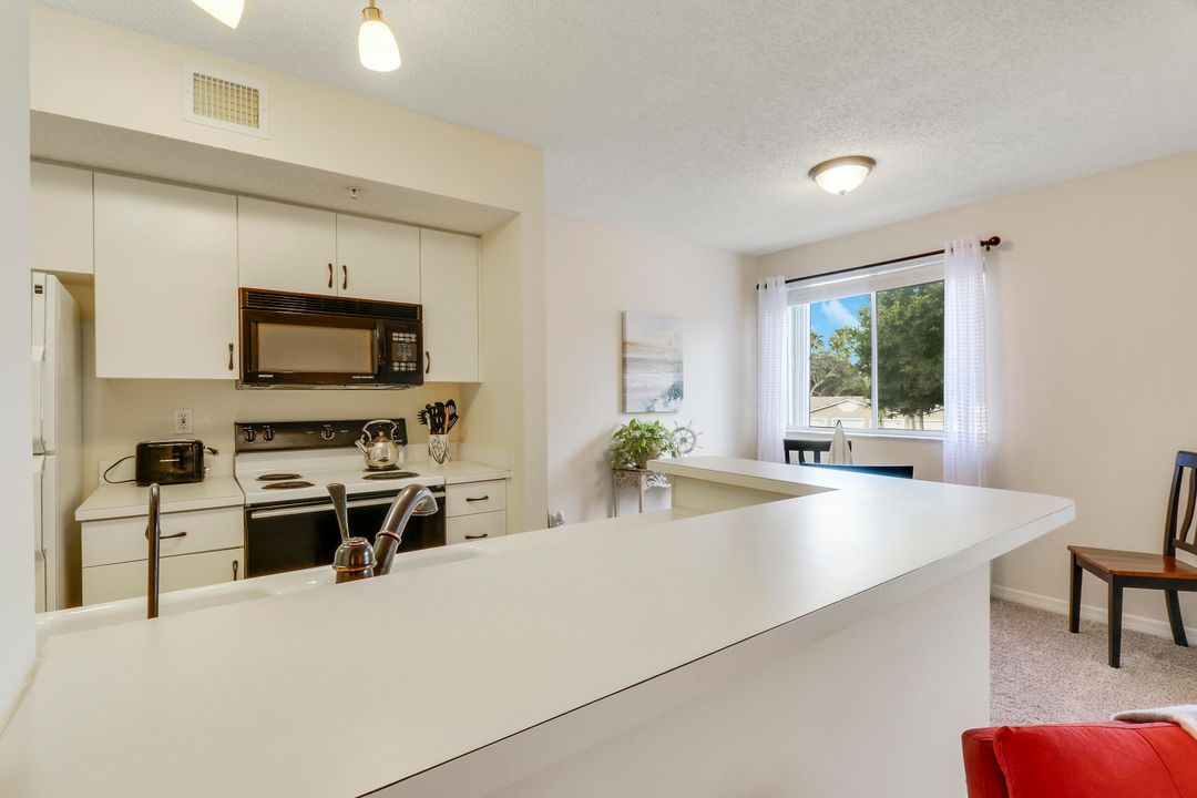 Active With Contract: $2,000 (1 beds, 1 baths, 707 Square Feet)