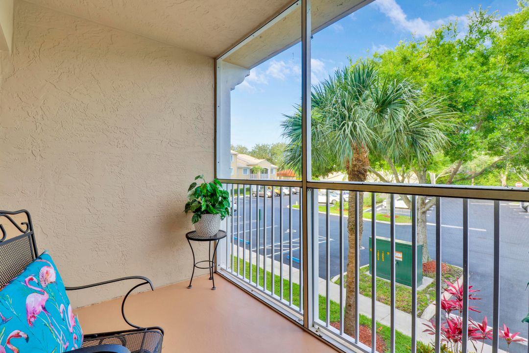 Active With Contract: $2,000 (1 beds, 1 baths, 707 Square Feet)