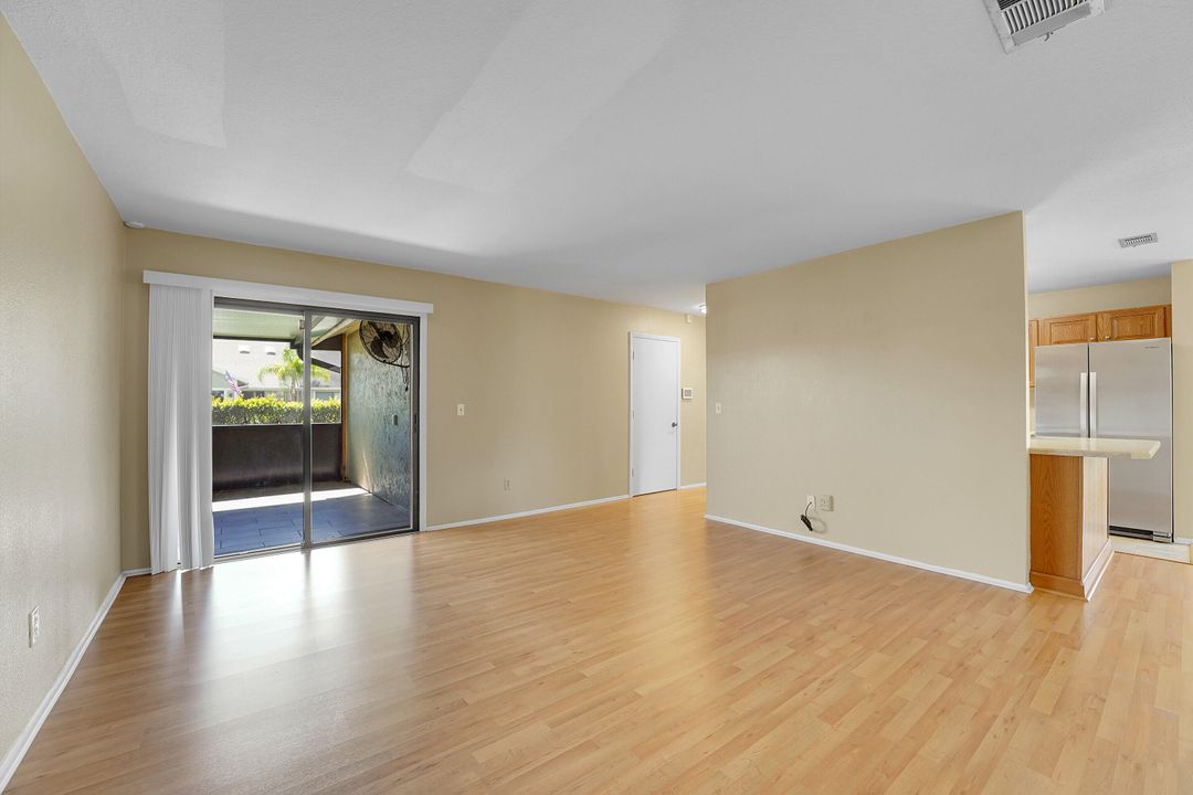 For Sale: $269,900 (2 beds, 2 baths, 1105 Square Feet)