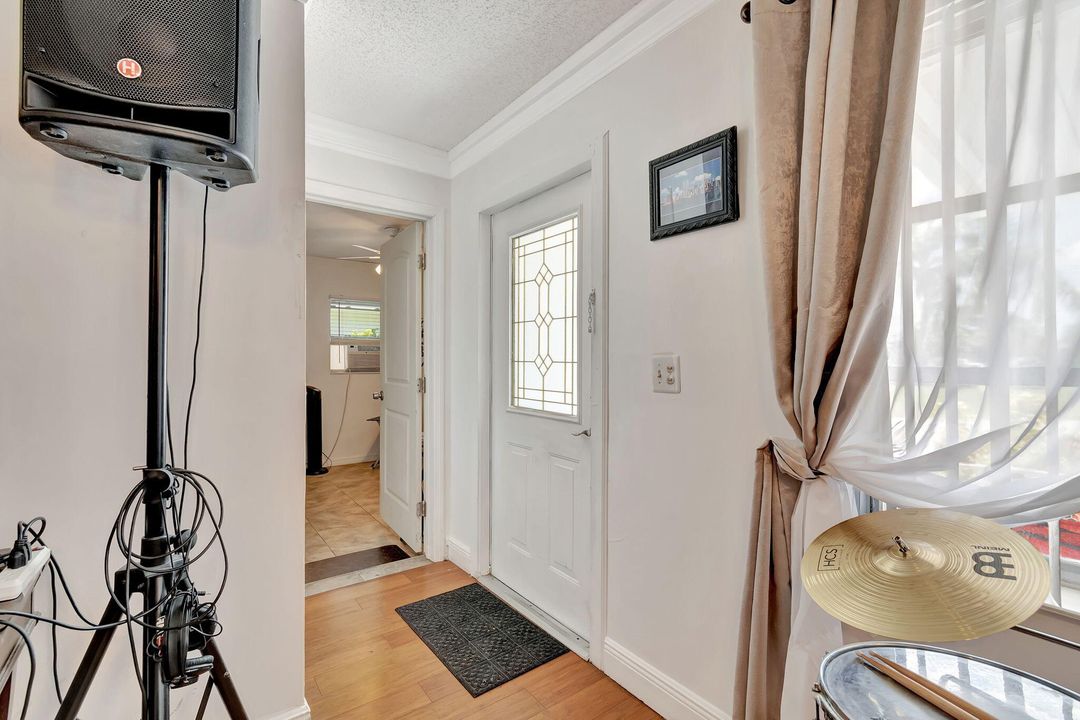 For Sale: $349,900 (2 beds, 2 baths, 1479 Square Feet)