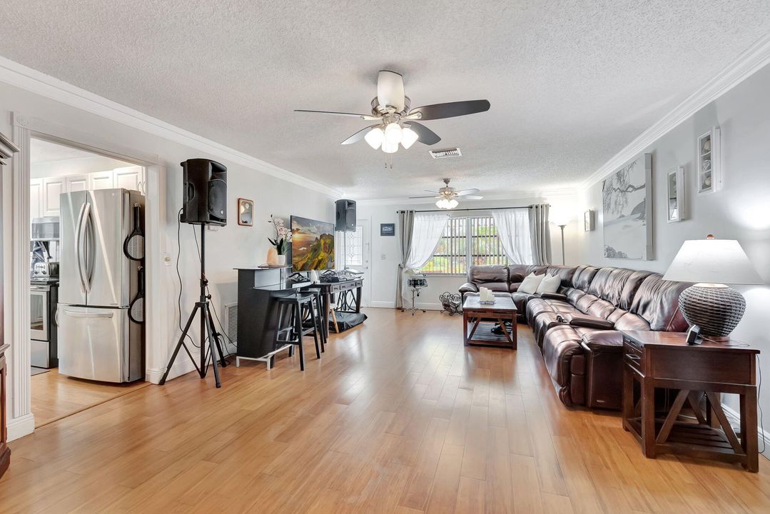 For Sale: $349,900 (2 beds, 2 baths, 1479 Square Feet)