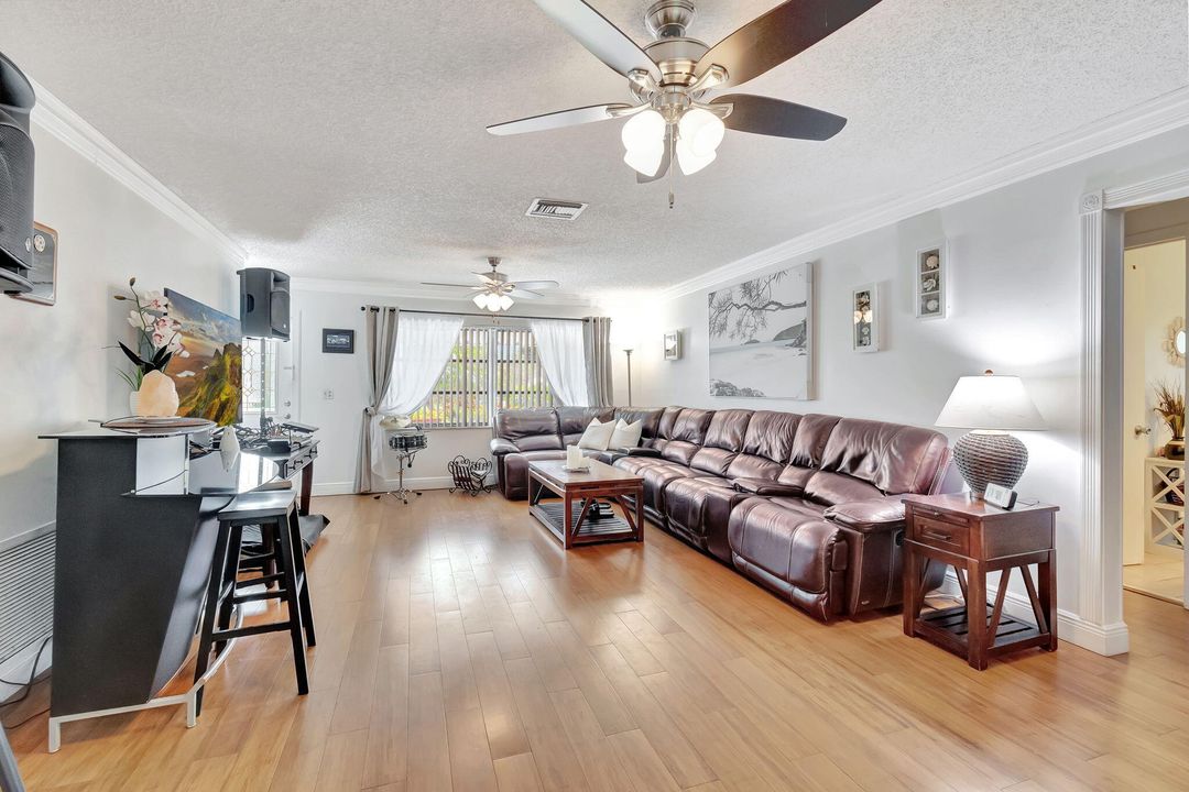 For Sale: $349,900 (2 beds, 2 baths, 1479 Square Feet)