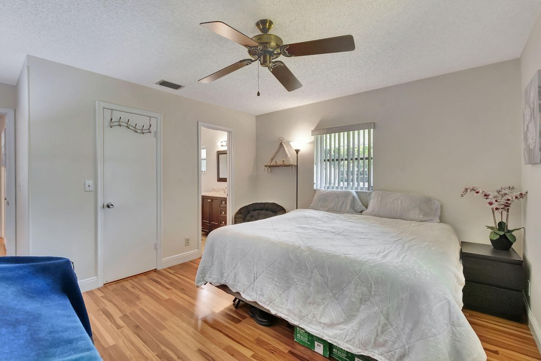 For Sale: $349,900 (2 beds, 2 baths, 1479 Square Feet)