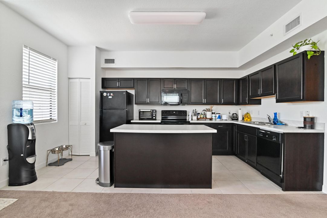 For Sale: $349,900 (2 beds, 2 baths, 1210 Square Feet)