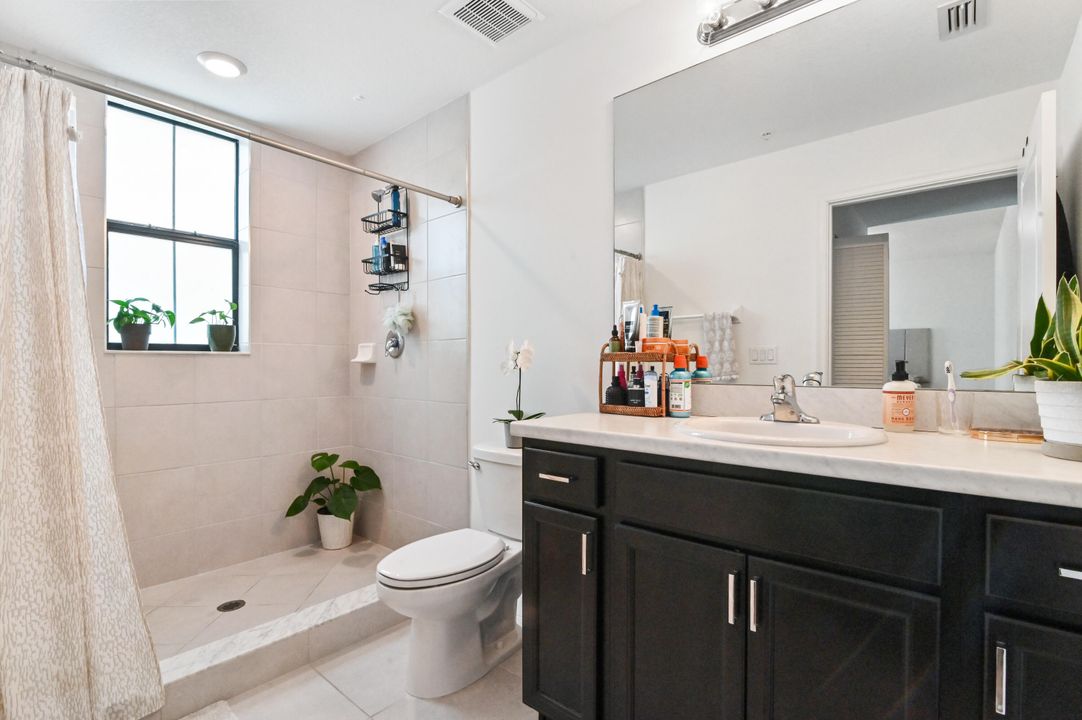 For Sale: $349,900 (2 beds, 2 baths, 1210 Square Feet)