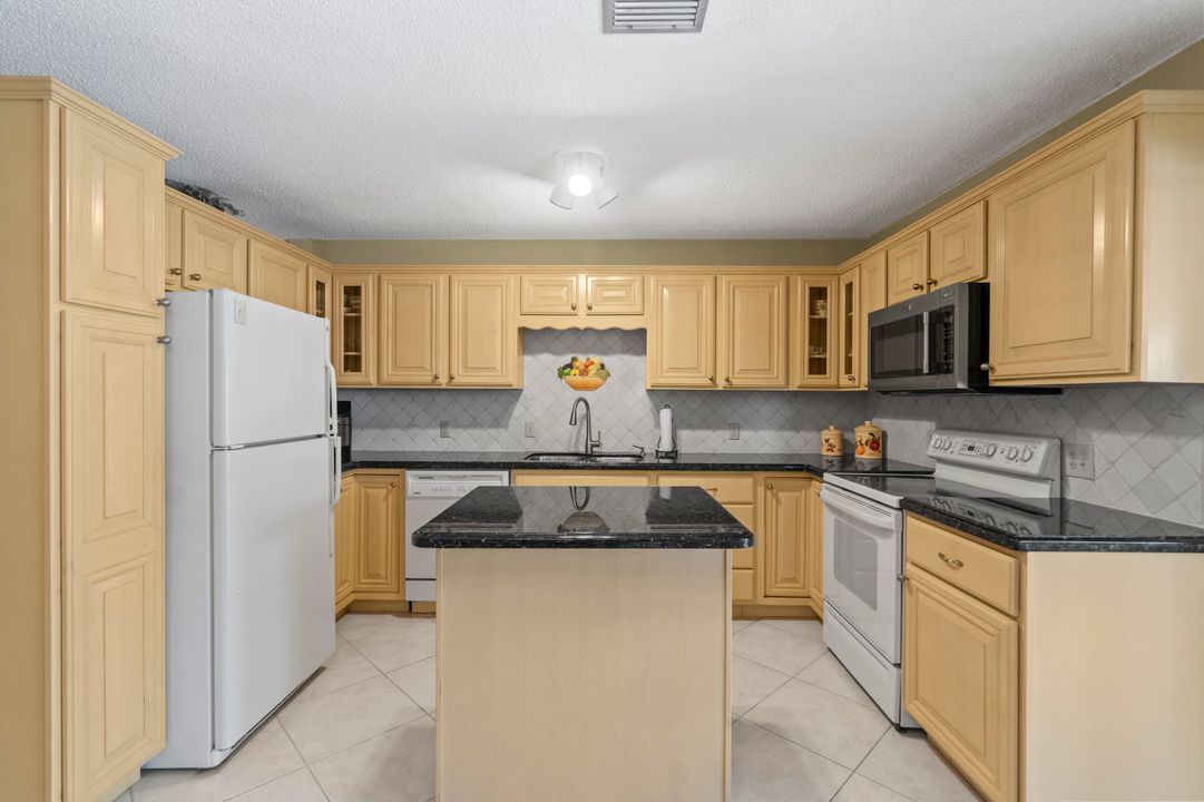 For Sale: $295,000 (2 beds, 2 baths, 1050 Square Feet)