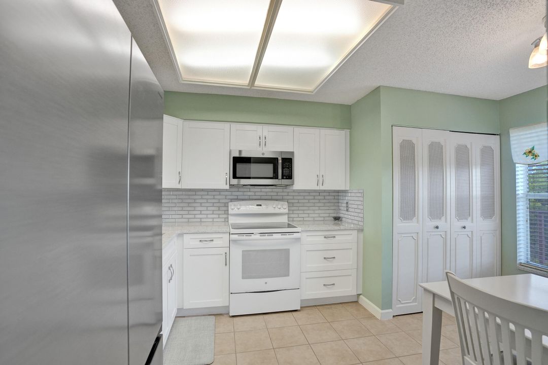 For Sale: $215,000 (2 beds, 2 baths, 1060 Square Feet)