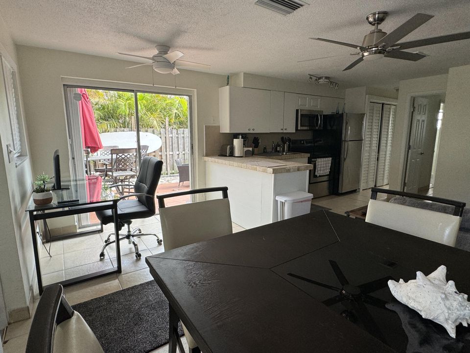 For Rent: $2,700 (1 beds, 1 baths, 1000 Square Feet)