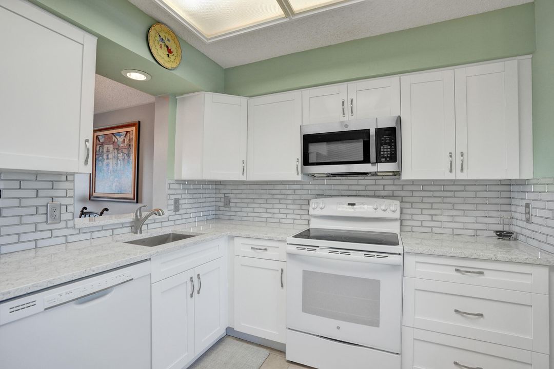 For Sale: $215,000 (2 beds, 2 baths, 1060 Square Feet)