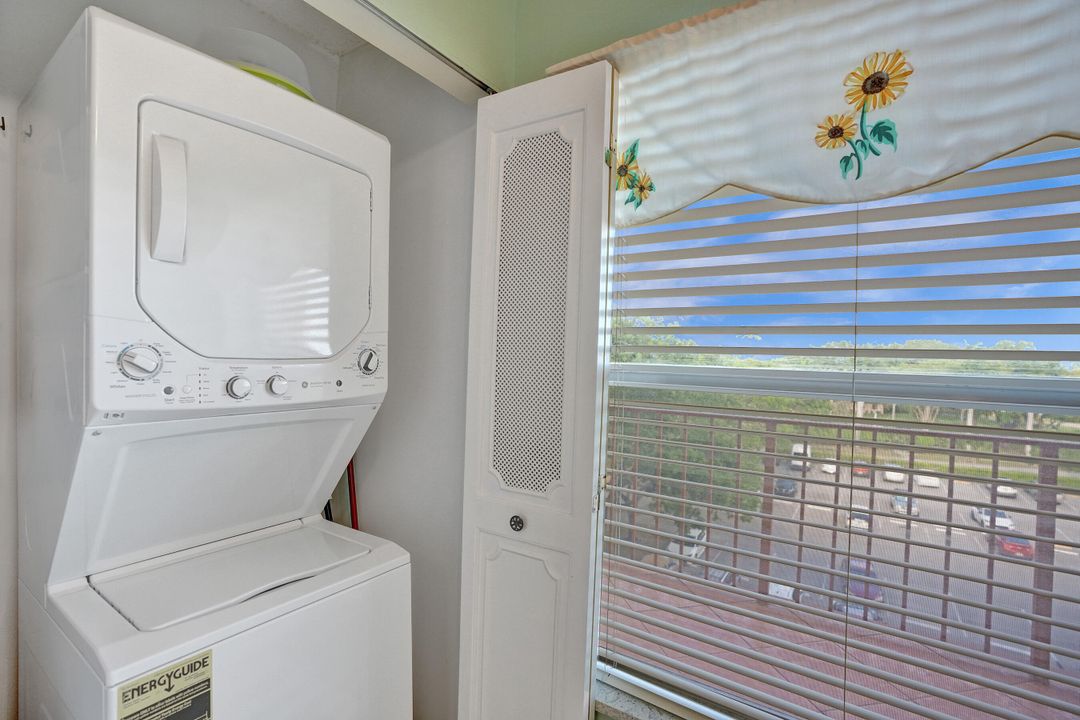 For Sale: $215,000 (2 beds, 2 baths, 1060 Square Feet)