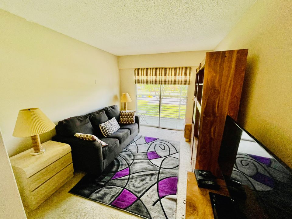 For Sale: $128,000 (2 beds, 1 baths, 840 Square Feet)