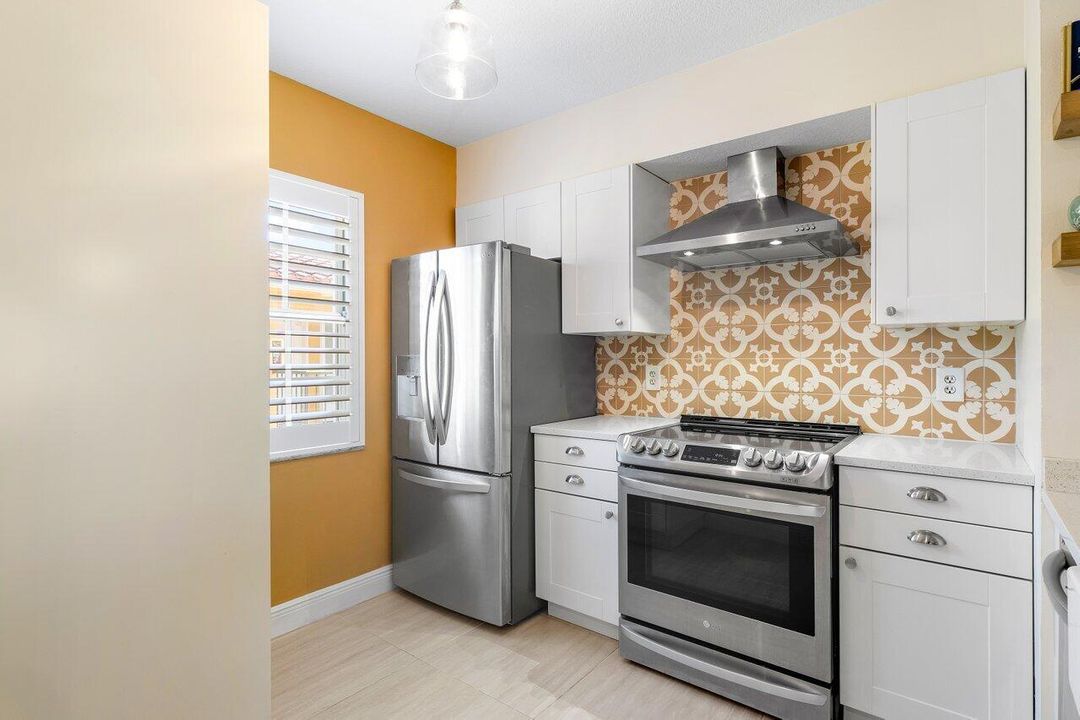 For Sale: $332,999 (2 beds, 2 baths, 1206 Square Feet)