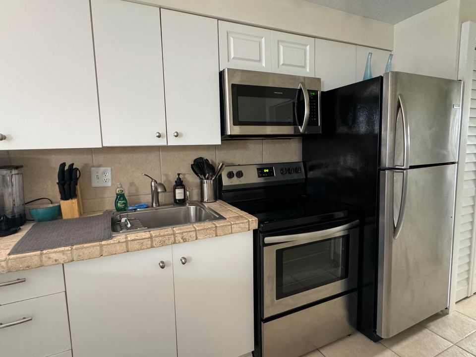 For Rent: $2,700 (1 beds, 1 baths, 1000 Square Feet)