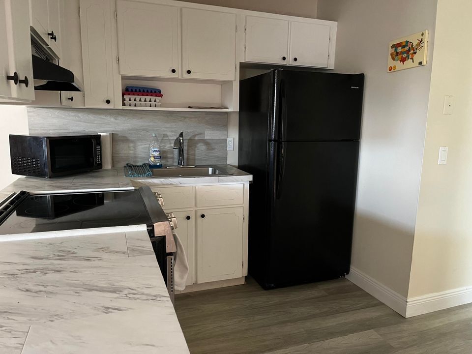 Active With Contract: $1,700 (2 beds, 1 baths, 900 Square Feet)