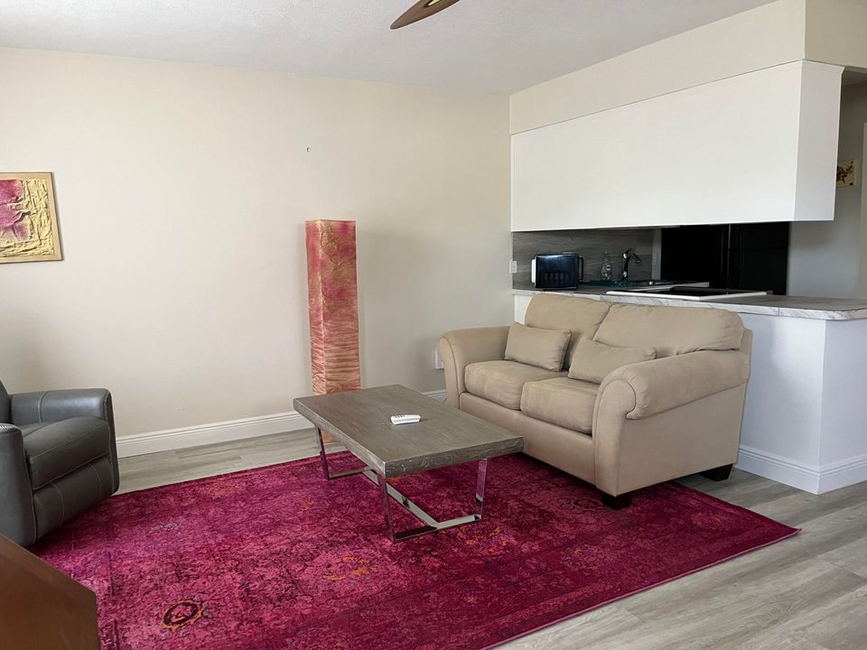 Active With Contract: $1,700 (2 beds, 1 baths, 900 Square Feet)