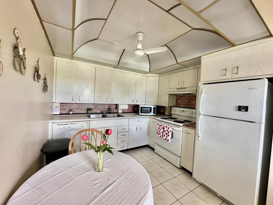 For Sale: $240,000 (2 beds, 2 baths, 896 Square Feet)