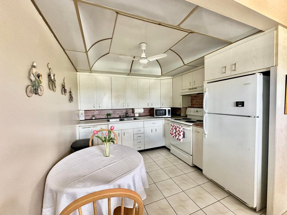 For Sale: $240,000 (2 beds, 2 baths, 896 Square Feet)