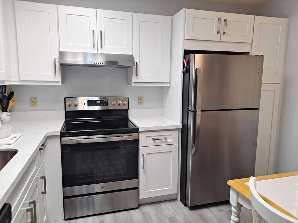 For Sale: $211,000 (2 beds, 2 baths, 990 Square Feet)