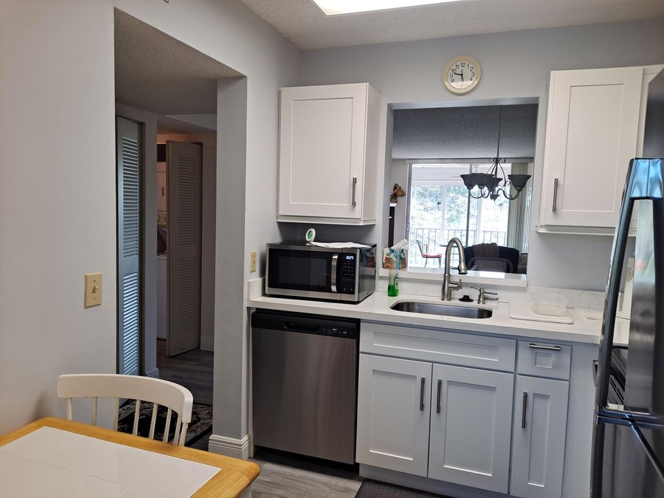 For Sale: $211,000 (2 beds, 2 baths, 990 Square Feet)