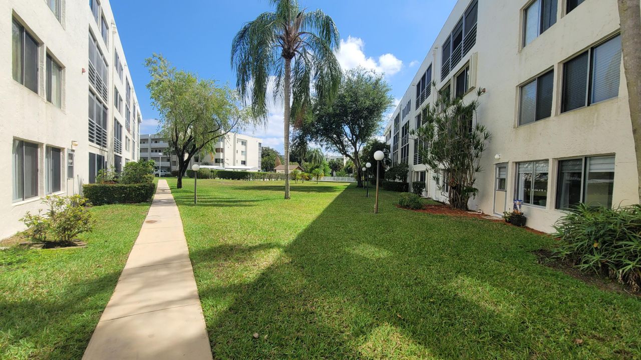 Active With Contract: $1,600 (2 beds, 2 baths, 1082 Square Feet)