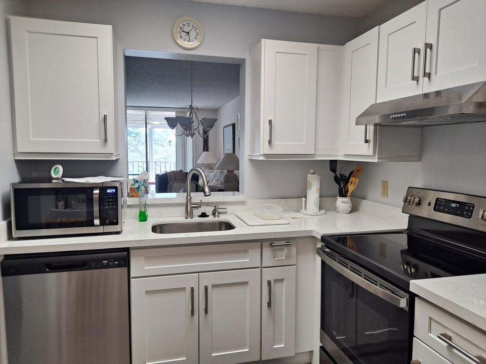 For Sale: $211,000 (2 beds, 2 baths, 990 Square Feet)