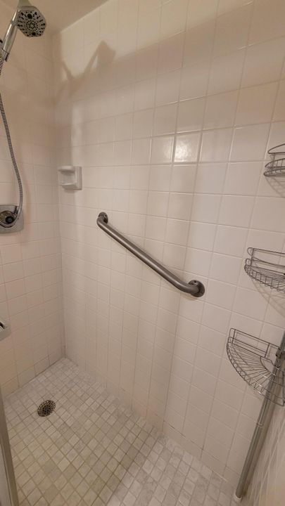 Active With Contract: $1,600 (2 beds, 2 baths, 1082 Square Feet)