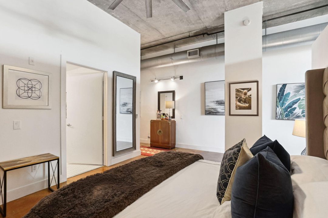 Active With Contract: $3,200 (1 beds, 1 baths, 927 Square Feet)