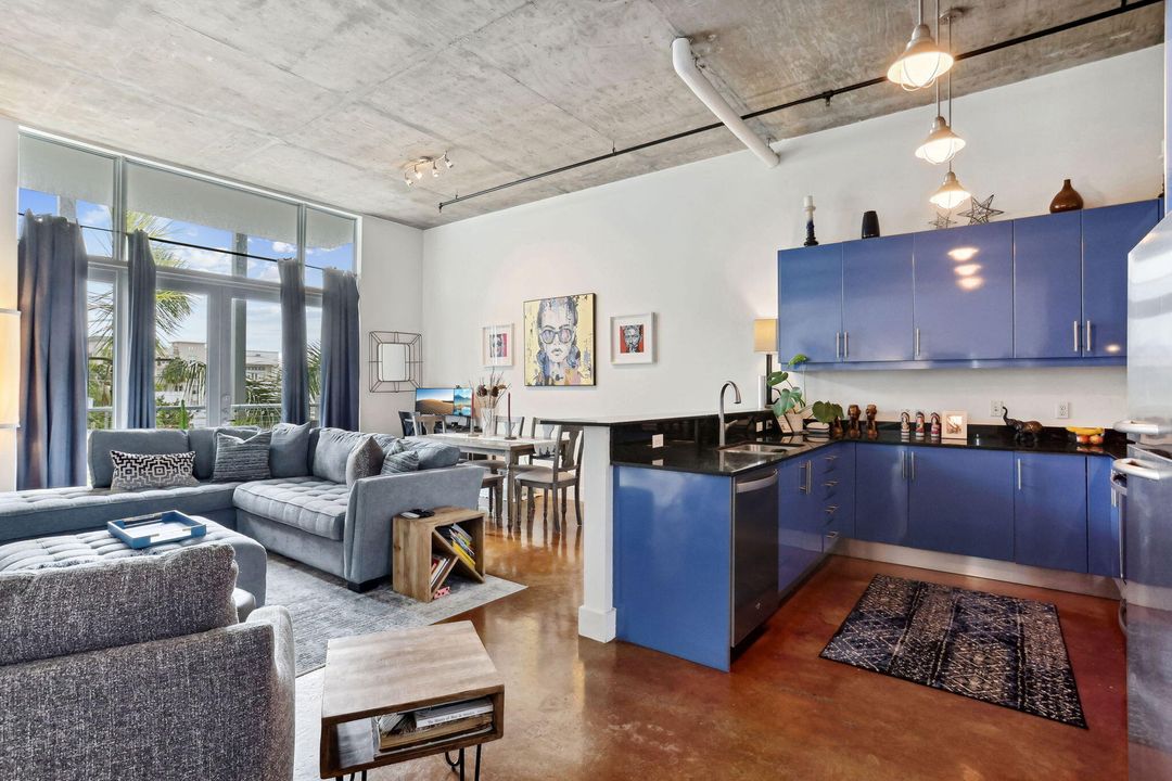 Active With Contract: $3,200 (1 beds, 1 baths, 927 Square Feet)