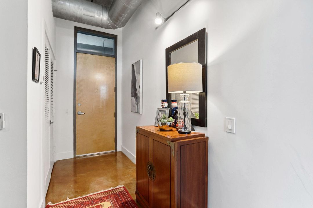 Active With Contract: $3,200 (1 beds, 1 baths, 927 Square Feet)