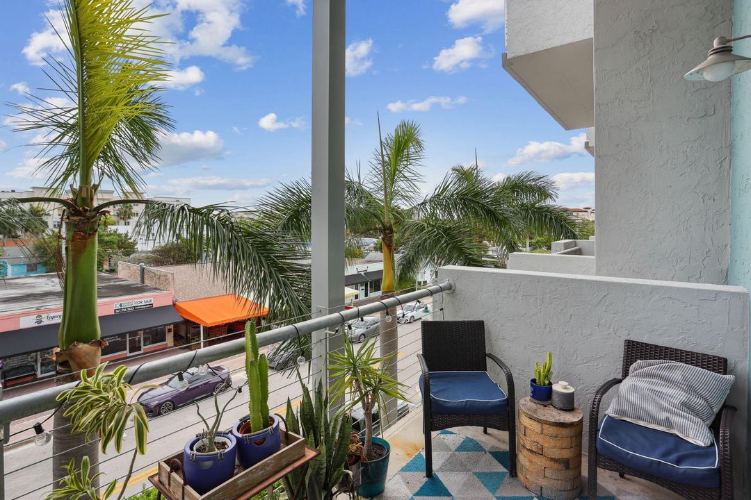 Active With Contract: $3,200 (1 beds, 1 baths, 927 Square Feet)