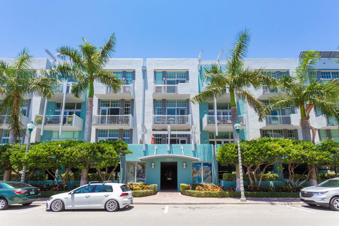 Active With Contract: $3,200 (1 beds, 1 baths, 927 Square Feet)