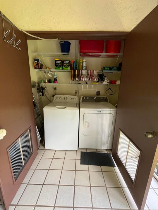 For Sale: $175,000 (2 beds, 2 baths, 1049 Square Feet)