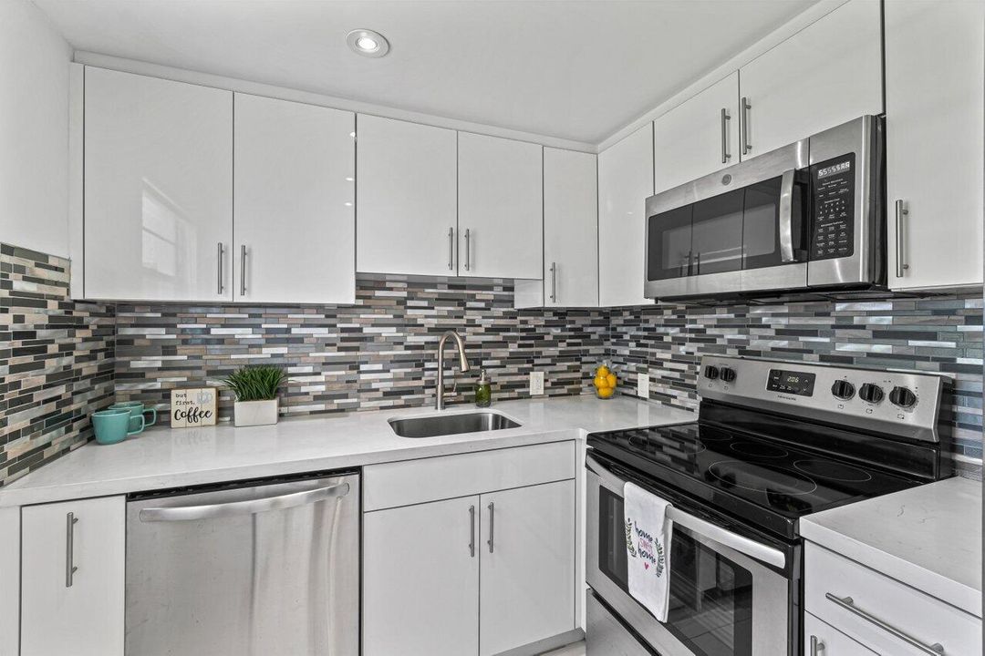 Active With Contract: $1,500 (2 beds, 1 baths, 835 Square Feet)