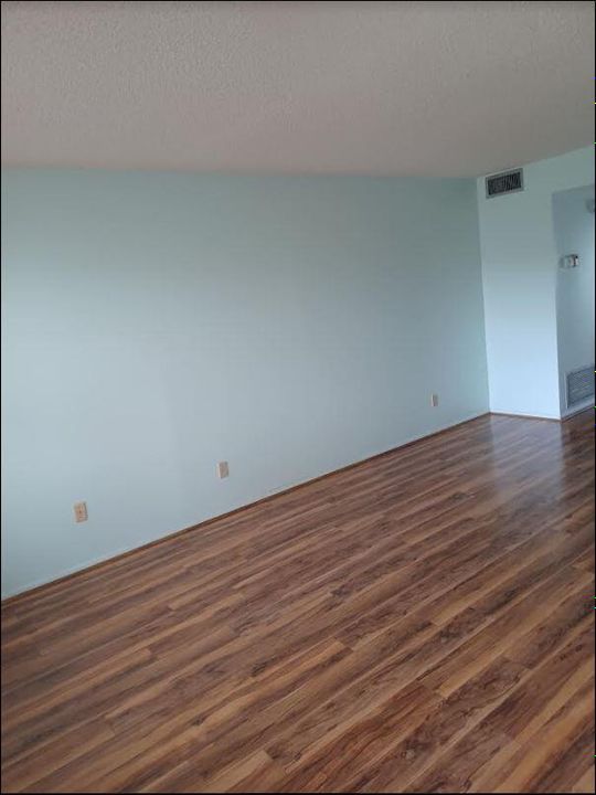 For Sale: $105,000 (1 beds, 1 baths, 750 Square Feet)