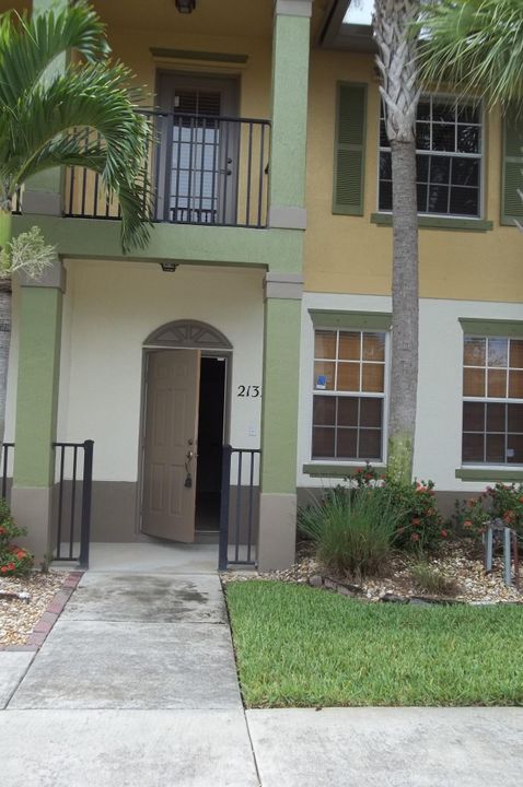 Recently Rented: $1,900 (2 beds, 2 baths, 1350 Square Feet)