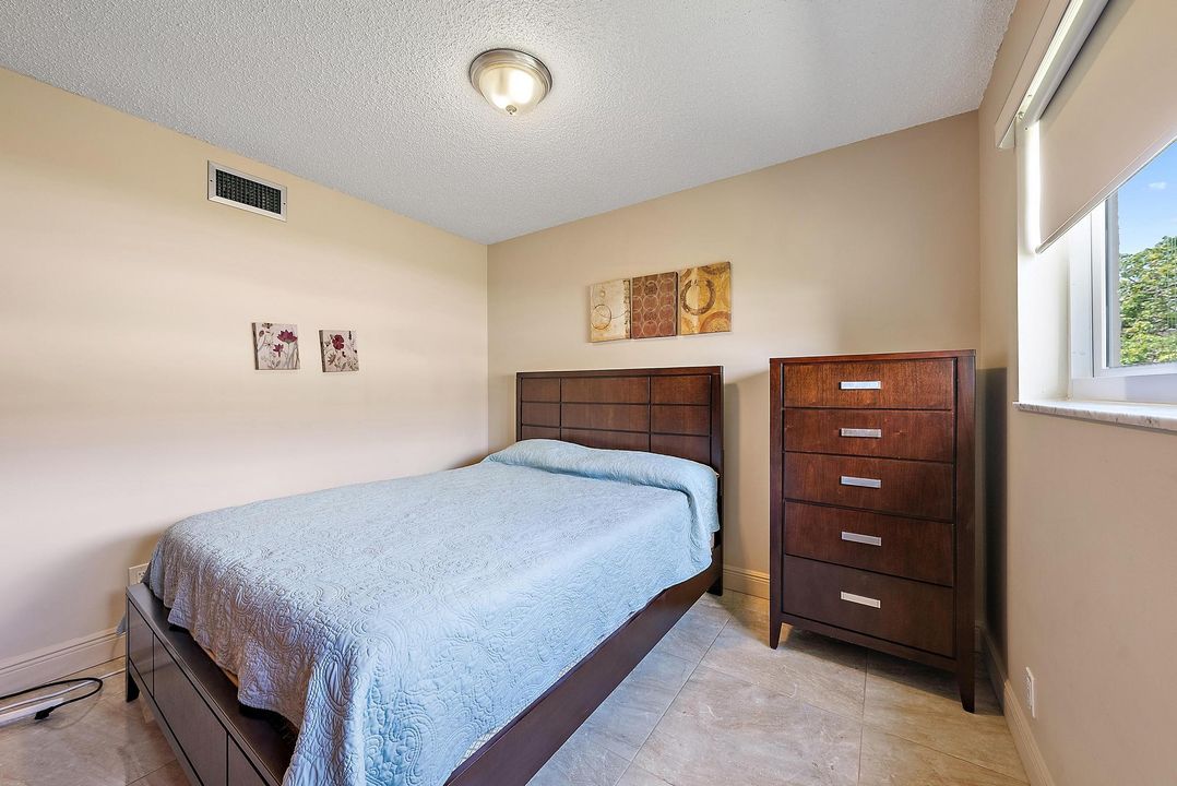 Active With Contract: $184,500 (1 beds, 1 baths, 920 Square Feet)