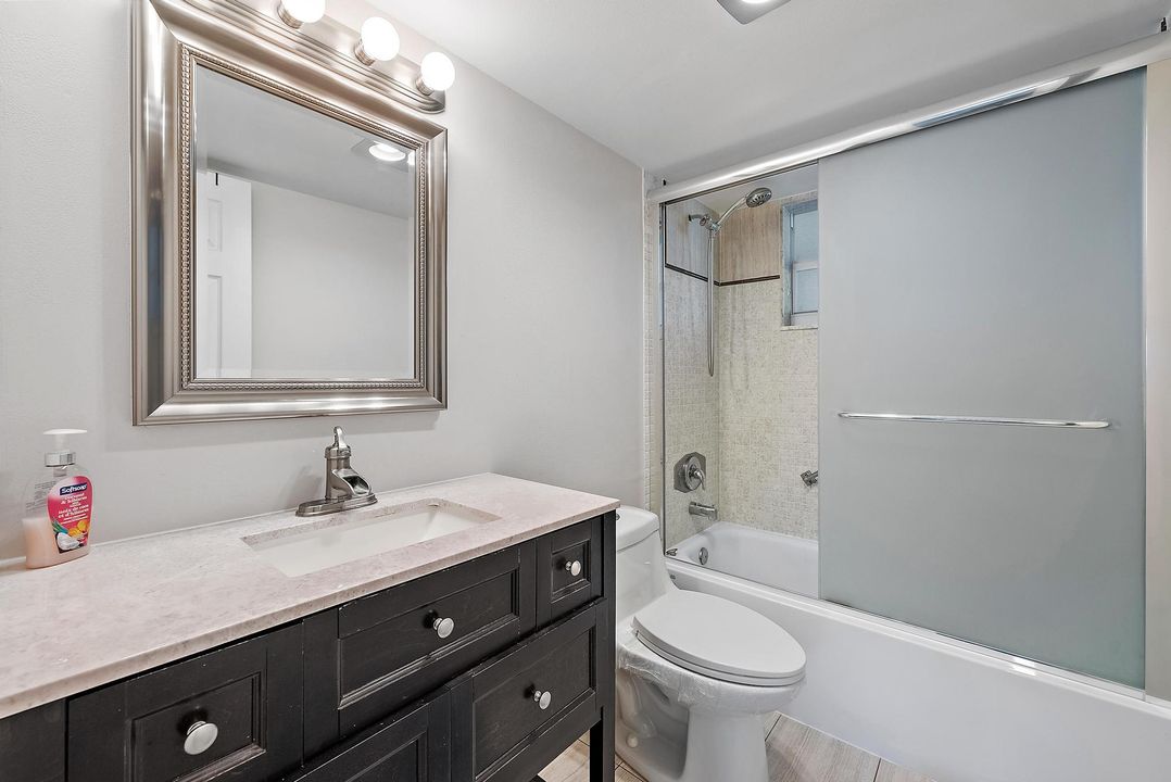 Active With Contract: $184,500 (1 beds, 1 baths, 920 Square Feet)