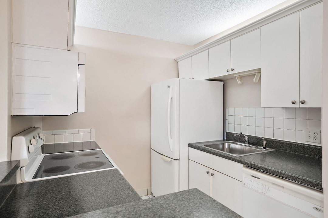 For Rent: $1,900 (2 beds, 2 baths, 864 Square Feet)