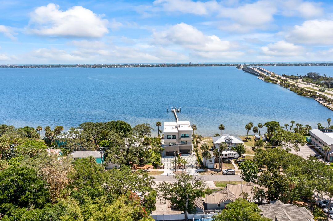 For Sale: $2,050,000 (3 beds, 3 baths, 2936 Square Feet)