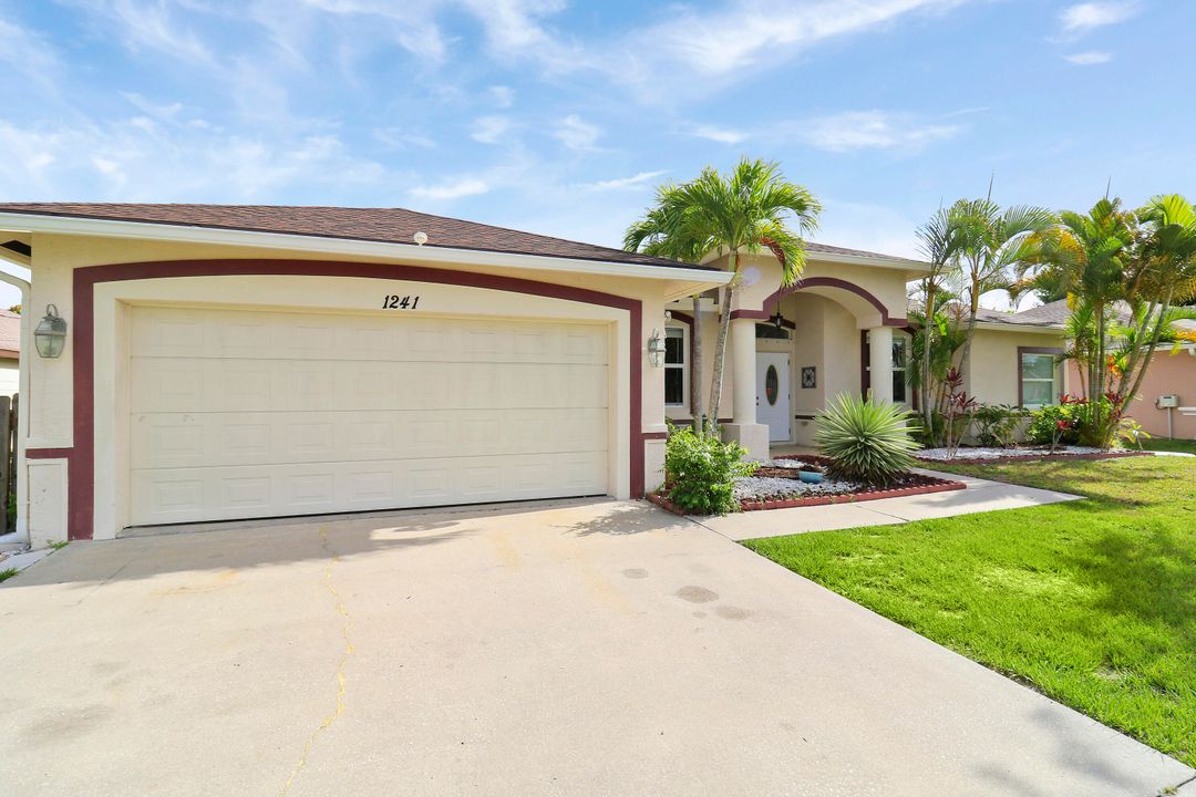 Active With Contract: $435,000 (4 beds, 2 baths, 2052 Square Feet)