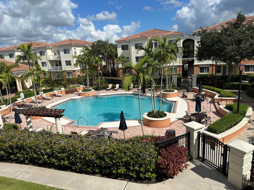 Active With Contract: $2,250 (3 beds, 2 baths, 1426 Square Feet)