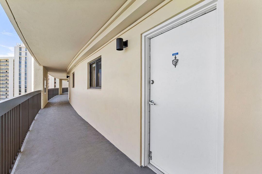 Active With Contract: $4,000 (2 beds, 2 baths, 1170 Square Feet)