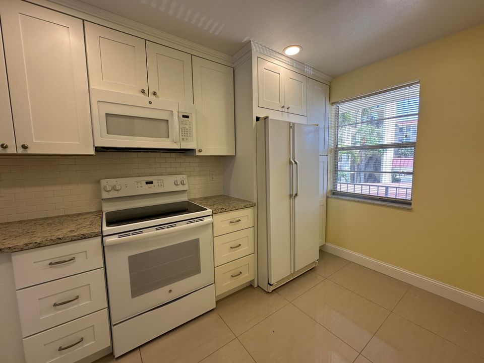 For Rent: $2,200 (1 beds, 1 baths, 720 Square Feet)