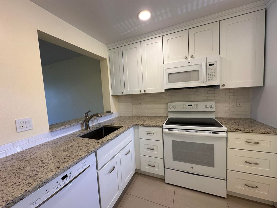 For Rent: $2,200 (1 beds, 1 baths, 720 Square Feet)