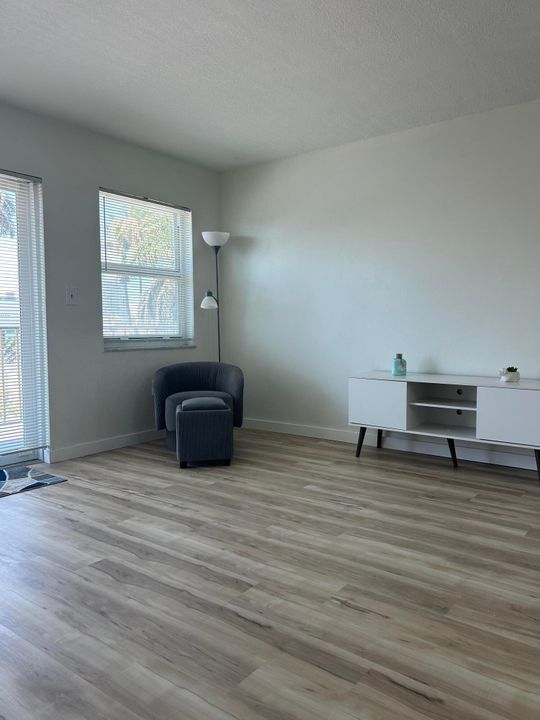 Active With Contract: $250,000 (0 beds, 1 baths, 427 Square Feet)