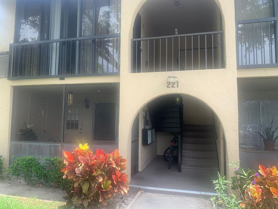 For Sale: $199,000 (2 beds, 2 baths, 924 Square Feet)