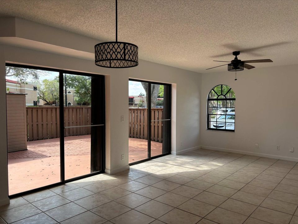 Active With Contract: $2,850 (3 beds, 3 baths, 1364 Square Feet)